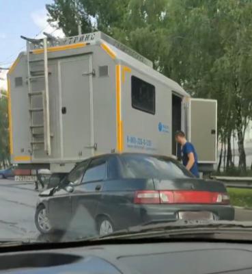 В Рязани на улице Зубковой столкнулись фургон и легковушка